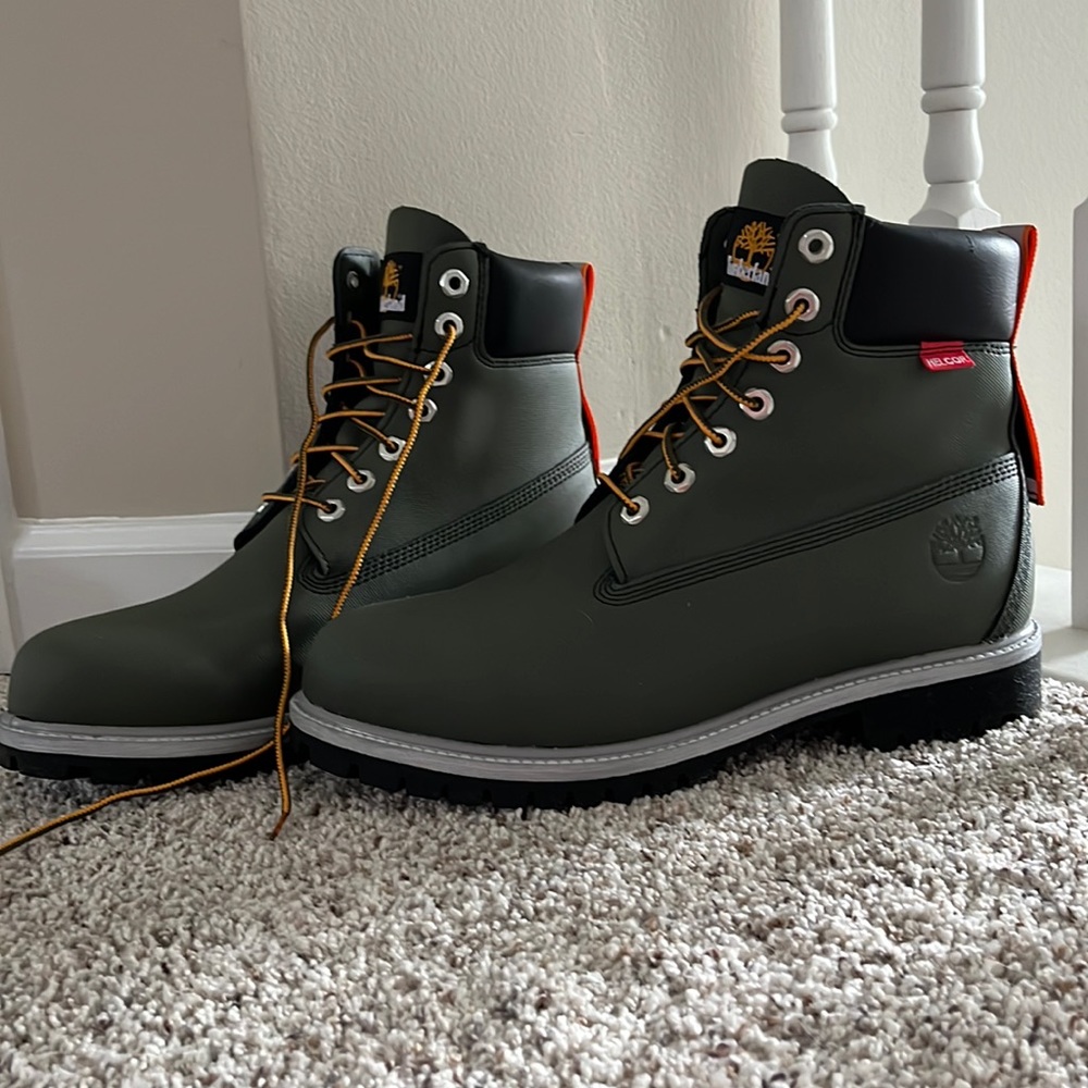 Mens Timberland Premium Boots. Army green.
